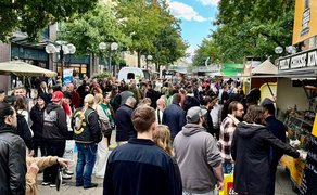 Das Bild zeigt viele Menschen in der Innenstadt von Peine beim Foodtruck Festival.