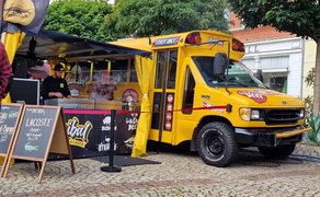 Das Bild zeigt einen gelben Foodtruck beim Foodtruck Festival in Peine. 